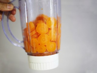 蓬松暄软的奶香胡萝卜馒头,蒸熟的胡萝卜加适量温水倒入料理机中打成细腻的胡萝卜泥。