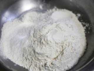 蓬松暄软的奶香胡萝卜馒头,面粉倒入大盆中。