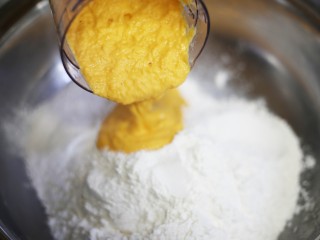 蓬松暄软的奶香胡萝卜馒头,加入胡萝卜泥。
