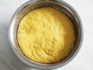 蓬松暄软的奶香胡萝卜馒头,盖上保鲜膜发酵至两倍大。