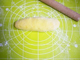 蓬松暄软的奶香胡萝卜馒头,然后把面团搓成长条，分割成大小均等的小面团，揉成喜欢的形状。