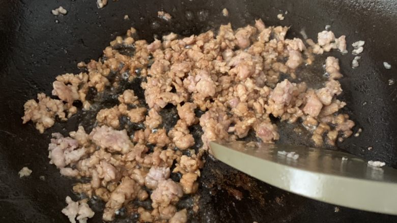 碎肉河粉,烧锅热油放入碎肉煸炒片刻。