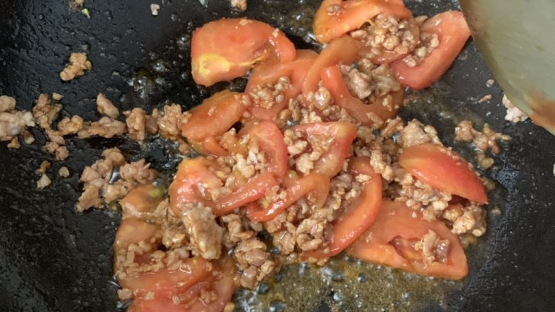碎肉河粉,加入西红柿稍炒出汁。