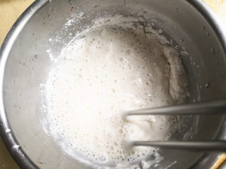 鸡蛋饼,取中筋面粉加适量的清水，搅拌均匀，至稍稀一点的面糊，
