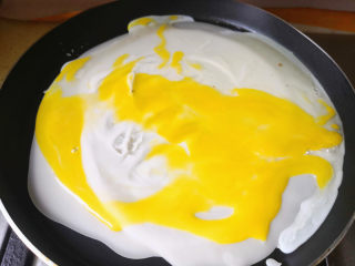 鸡蛋饼,待面糊成形后，打一个鸡蛋在面糊上，用铲子将鸡蛋弄碎平铺在面皮上，
