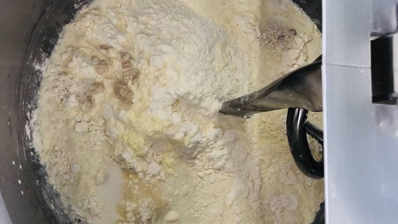 奶香吐司面包,将除油脂外的配料倒入搅拌机中，搅拌至光滑可扯出筋膜；