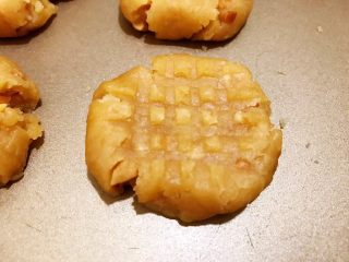茶点——花生小酥饼,用叉子压出形状