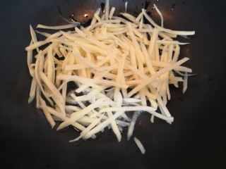 青椒土豆丝,油热，倒入土豆丝儿