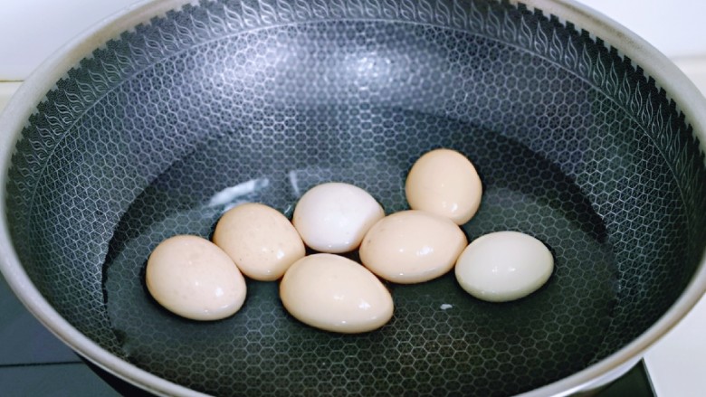 红烧肉焖蛋,鸡蛋洗干净煮熟。