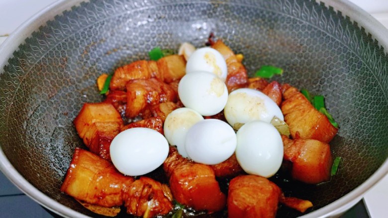 红烧肉焖蛋,再加入煮熟的鸡蛋。