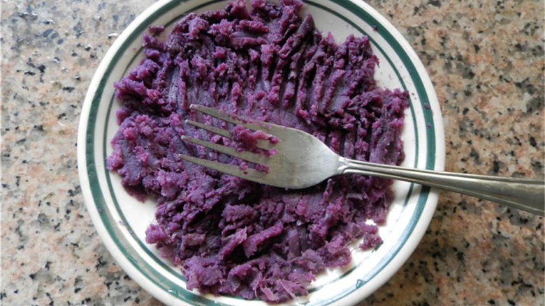 紫薯曲奇,紫薯蒸熟，去皮压成泥。