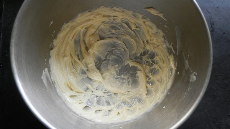 紫薯曲奇,电动打蛋器低速打发黄油至羽毛状。