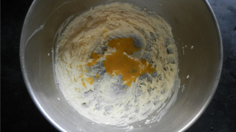 紫薯曲奇,分2次加入蛋液，每次打发至完全吸收。