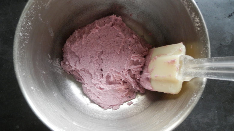 紫薯曲奇,筛入低粉拌均匀。