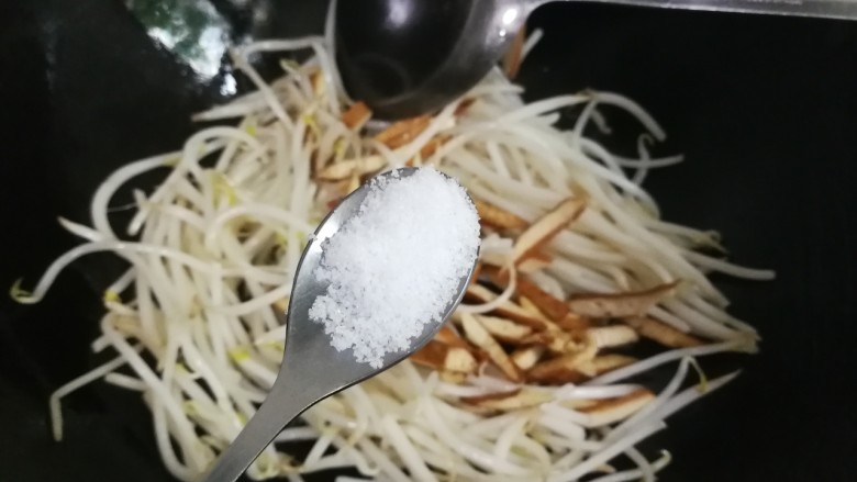 香干绿豆芽,放入一小勺盐