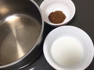 咖啡玉枕蛋糕,蛋黄糊制作，玉米油、盐、牛奶、咖啡。