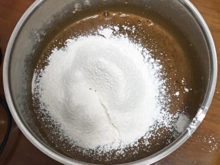 咖啡玉枕蛋糕,过筛低筋粉。