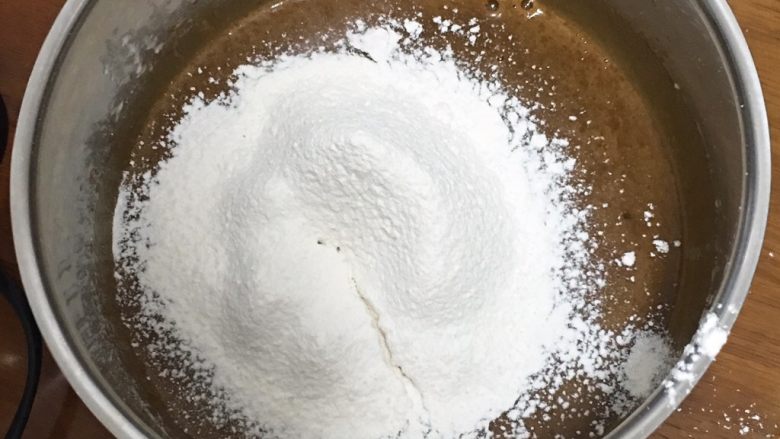 咖啡玉枕蛋糕,过筛低筋粉。