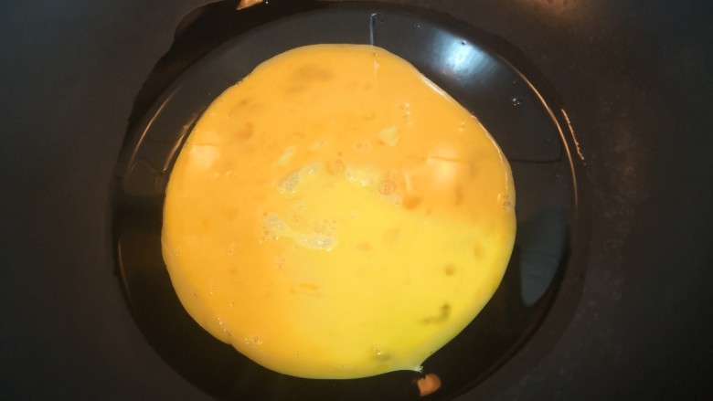 韭黄炒鸡蛋,油热，倒入鸡蛋液