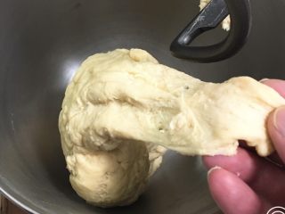 肉松面包,启动厨师机中速揉面10分钟，检查面团硬湿度。