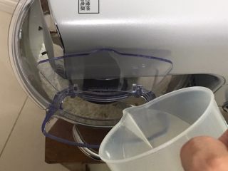 肉松面包,干材料分别放入厨师机，搅拌一下后倒入牛奶。