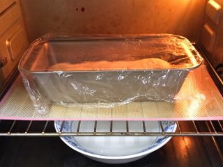 肉松面包,烤箱发酵档，底部放一碗热水，发酵80分钟。