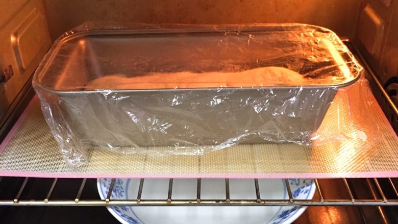 肉松面包,烤箱发酵档，底部放一碗热水，发酵80分钟。