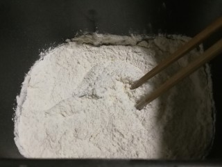 无泡打粉的油条,将发酵粉，小苏打粉和中筋粉拌匀