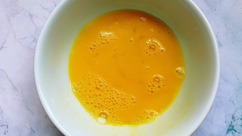 虾仁蒸蛋,<a style='color:red;display:inline-block;' href='/shicai/ 9'>鸡蛋</a>敲入碗里，用筷子打散成蛋液，打的时候加一点点盐。
