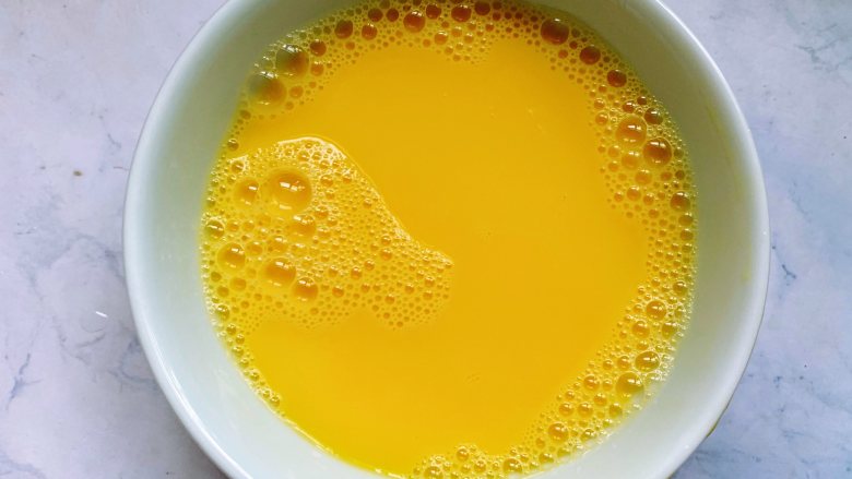 虾仁蒸蛋,接着加入适量温开水，蛋液和水的比例一般为1:1.5或者1:2，边倒水边用筷子顺着一个方向搅打均匀。
