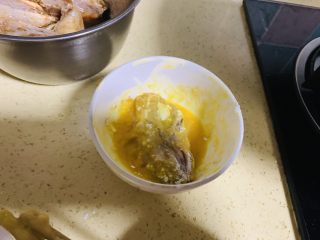 香酥面包糠炸鸡翅,再把滚过淀粉的鸡翅在蛋液中，让蛋液均匀粘在鸡翅的淀粉上的每一个角落。