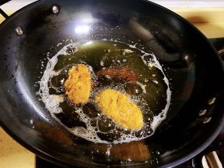 香酥面包糠炸鸡翅,然后食用油倒进锅中，大概倒到锅中3-4分1左右地方，就是鸡翅放下去油可以覆盖在鸡翅上的范围高度就可以，油太小也炸不起。慢火把油煮熟滚开后放鸡翅炸，大概每只鸡翅炸2-3分钟左右可以了，看鸡翅颜色变金黄，也可以筷子插进去鸡翅，能轻易插进就是熟了。女儿在裹鸡翅时候，裹好一只再放一只，这样比较慢，但好处是炸的时候你有时间慢慢看鸡翅状态，不会炸过头变焦，
ps：炸完鸡翅的油不用倒掉哦，我们把油过滤在过滤网上，把锅中的鸡翅粉碎过滤掉，剩下的干净油就可以做熟油了，炒菜炒肉什么棒棒哒，超香，不用浪费掉，自家制熟油干净又卫生。