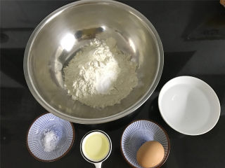 自制油条,准备好材料，安心油条粉250克，鸡蛋1个，油10克，水115克。