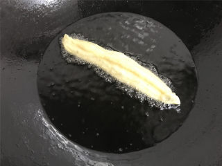 自制油条,锅中倒入比较多点的油，大火烧至8、9成热，两手捏紧油条两端下入油锅中，炸至金黄色就可以出锅 了。