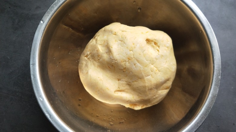 芝香南瓜饼,揉成糯米团。