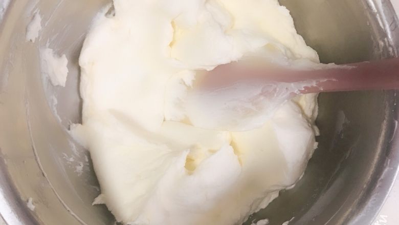 雪域抹茶芝士蛋糕,淡奶油与奶油奶酪混合，翻拌均匀