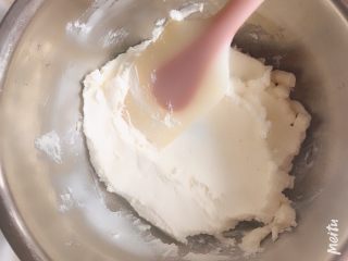 雪域抹茶芝士蛋糕,制作芝士奶油。将200g奶油奶酪彻底软化，一定要彻底，刮刀可以轻松按压顺滑即可