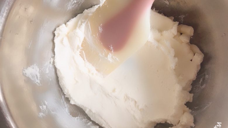 雪域抹茶芝士蛋糕,制作芝士奶油。将200g奶油奶酪彻底软化，一定要彻底，刮刀可以轻松按压顺滑即可
