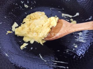 家常小炒皇,鸡蛋打散，起油锅，先把鸡蛋炒一下，随后盛出。