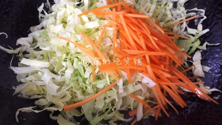 家常小炒皇,锅里再倒入少许油，把牛心菜丝和胡萝卜丝倒入翻炒，约1分钟左右。