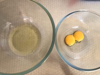 海苔肉松小贝,分离蛋清和蛋黄，装蛋清的碗中保证无水无油