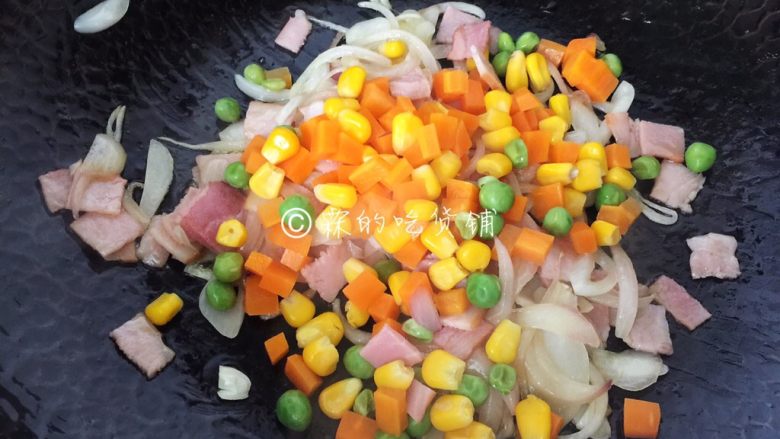 蛋包饭,炒至培根变色，把胡萝卜、玉米和小豌豆一起放入。