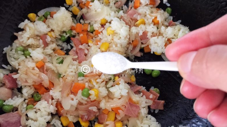 蛋包饭,炒至米饭粒粒分明的时候，放盐。