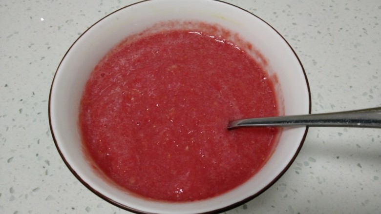 西红柿凉糕,取200毫升西红柿汁。