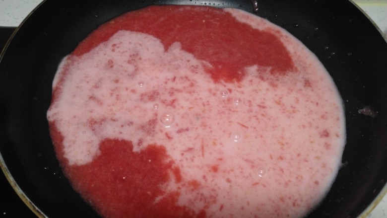 西红柿凉糕,倒入淀粉水。
