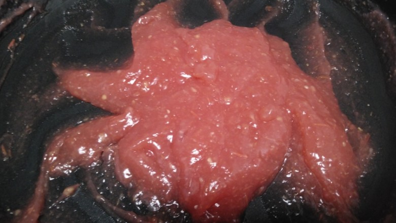 西红柿凉糕,小火炒至变色、透明。