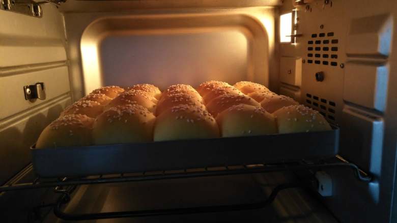 胡萝卜小面包,放入预热好的烤箱中层上下火160度，大约烘烤20分钟