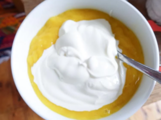 【超简单夏日甜点】芒果优格布丁,将牛奶和糖放入锅内，煮至糖溶化，稍微待凉。芒果泥和优格拌匀，再加入牛奶拌匀