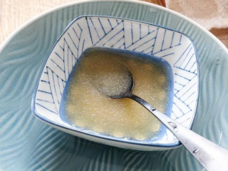 【超简单夏日甜点】芒果优格布丁,用50毫升水和吉利丁粉拌匀，再放入一大碗热水内座溶
