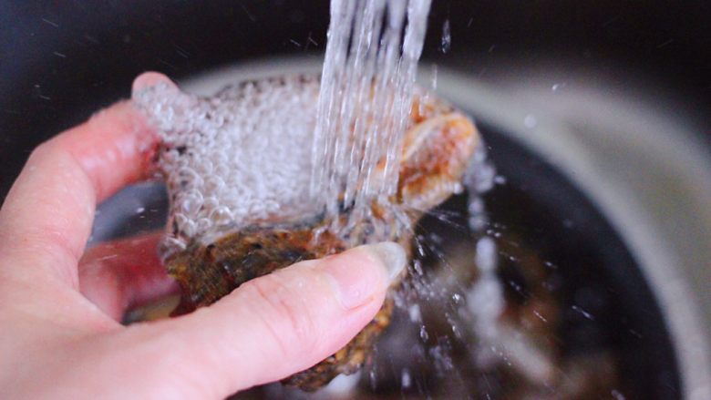 原味海螺,用自来水一个个反复冲洗干净。